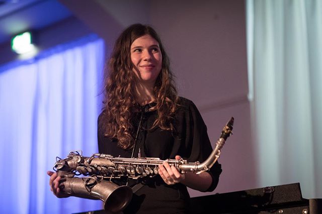 Congratulations! Saxophonistin Anna-Lena Schnabel, die uns bei den Martinstagen 2015 schon so begeistern konnte, bekommt 2017 den Echo Jazz in der Nachwuchskategorie. Nach Ausnahmegitarrist Giovanni Weiss ist das nun schon die zweite Echo-Gewinnerin bei diesem Festival. Toll! #annalenaschnabel #echojazz2017 #martinstage #heinekomm