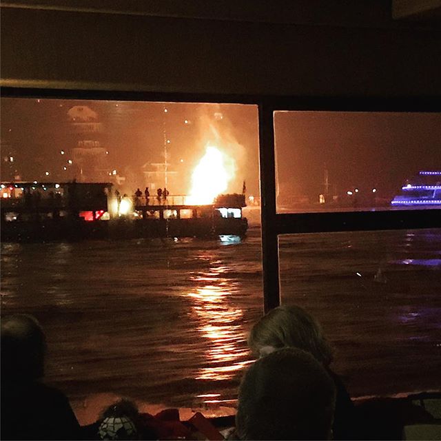 Osterfeuer auf der Elbe #blankenese #hamburg #seefahrttutnot #winterende #heinekomm