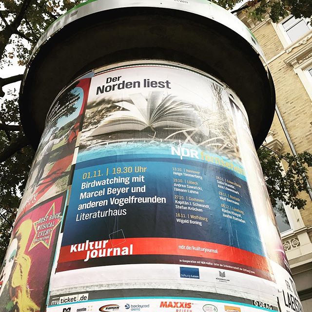 Und während wir noch die Veranstaltung in #cuxhaven mit @volkerlechtenbrink vorbereiten, hängen in #hamburg schon die ersten Plakate für den famosen Birdwatching-Abend mit #buechnerpreis-Träger @Marcel Beyer, @teresa.praauer und anderen Vogelfreunden. #dnl2016 #ndrkulturjournal #dernordenliest2016