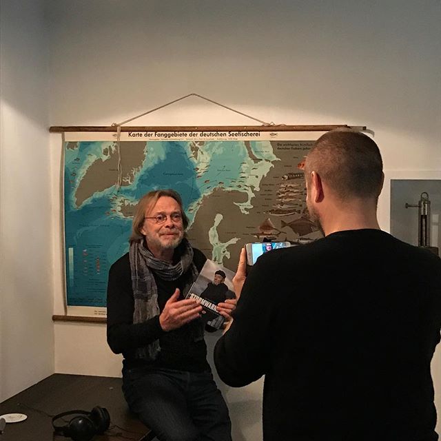 Werkstattbild vor der Veranstaltung - kurzer Aufsprecher für @Kapitän Schwand mit #volkerlechtenbrink und #stefankruecken. #dernordenliest2016 #dnl2016 #ndrkulturjournal #heinekomm #ankerherz #cuxhaven