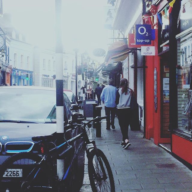 Who‘s the guy in the blue shirt on Castle Street? Famous director living nearby. #neiljordan #dalkeybookfest #dalkeybookfestival2018 #heinekomm