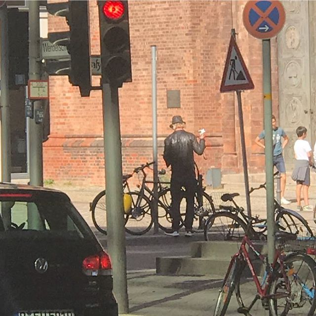 Detlev Buck schließt sein Fahrrad an. #detlevbuck #auswärtigesamt #heinekomm