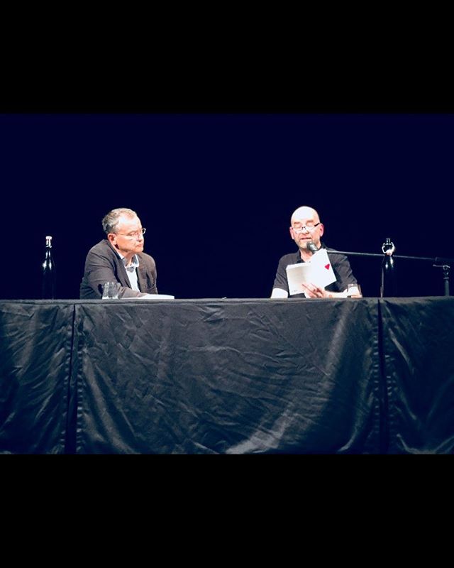 Famose Buchpremiere von Rainer Erlinger „Wie umwerfend darf ein Lächeln sein“ am Montag im Pfefferberg Theater, Berlin. Grossartig moderiert von Knut Elstermann (rbb) #rainererlinger #auswärtigesamt #bookstagram #heinekommberlin #heinekomm