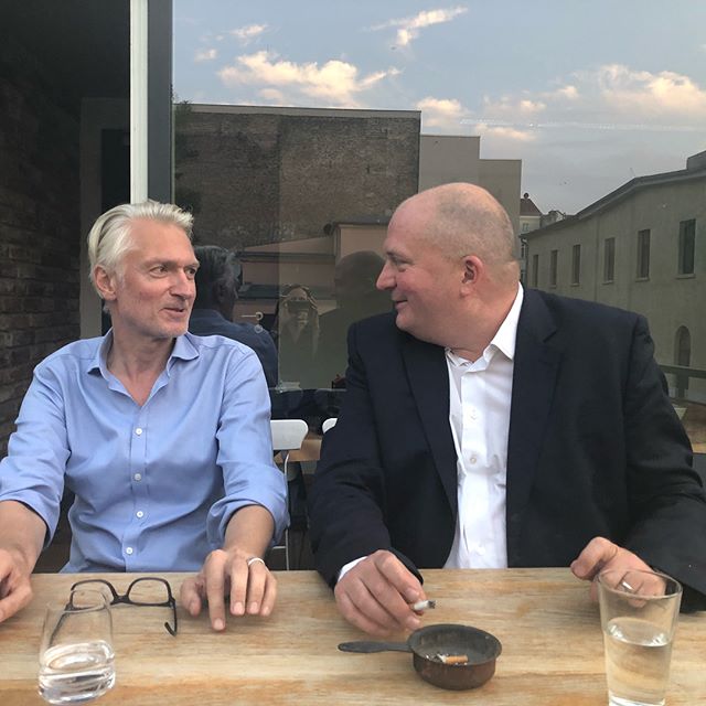 Buchpremiere von „Die Kunst einfache Lösungen zu finden“ von Christian Ankowitsch. Moderiert von Jörg Thadeusz. Grosser Spass im Pfefferberg Theater in Berlin. #heinekomm #heinekommberlin #christianankowitsch #joergthadeusz