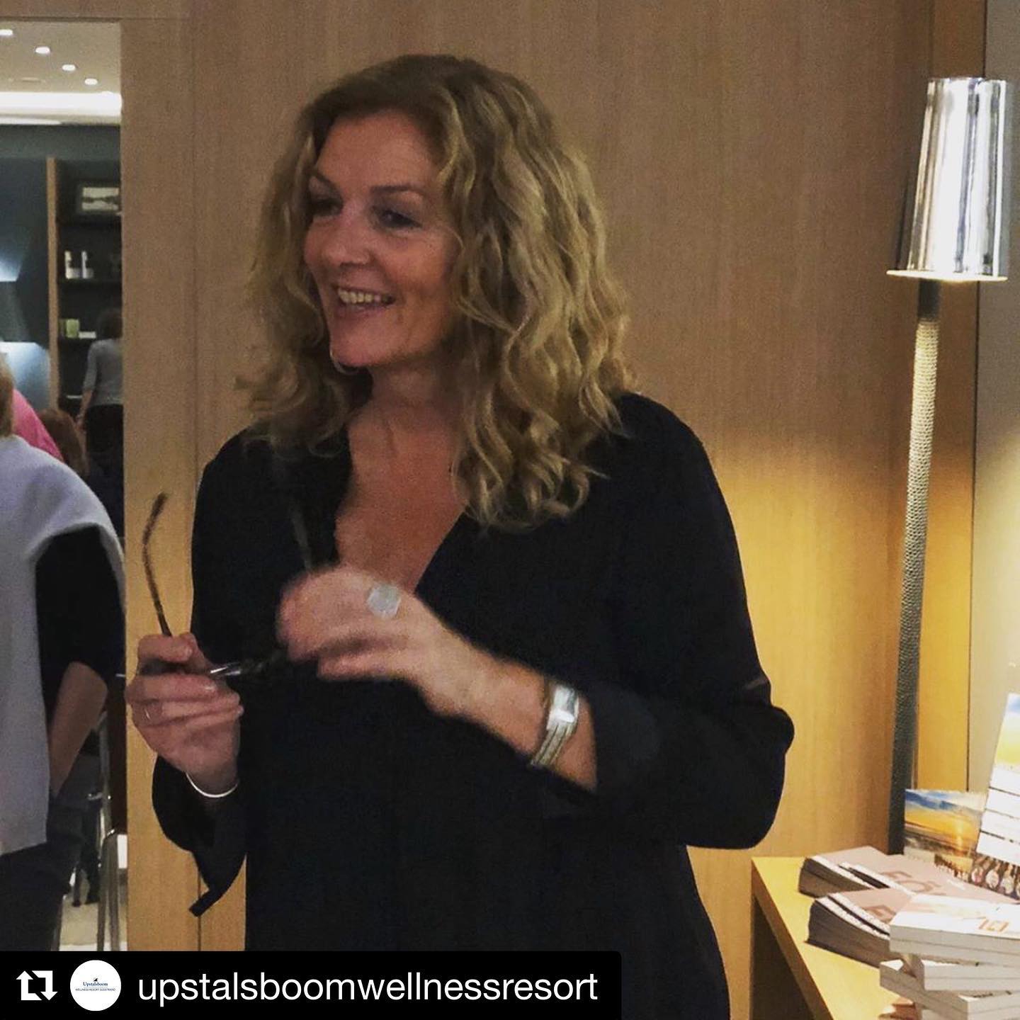 #Repost @upstalsboomwellnessresort with @get_repost
・・・
+++  Geschichten am Südstrand Teil 4  +++ Was ein toller Abend mit Bettina Tietjen! 
Vielen Dank für wunderbare, unterhaltsame Einblicke in das Camping-Leben der Familie Tietjen. ️ 🤩
.
.
.
.
#geschichtenamsüdstrand #dernordenliest #tietjenauftour #tietjentalkt #warumcampingglücklichmacht #upstalsboomwellnessresortsüdstrand #upstalsboom #soeinzigartig #inselföhr #föhrliebt #nordseeliebe #heinekomm