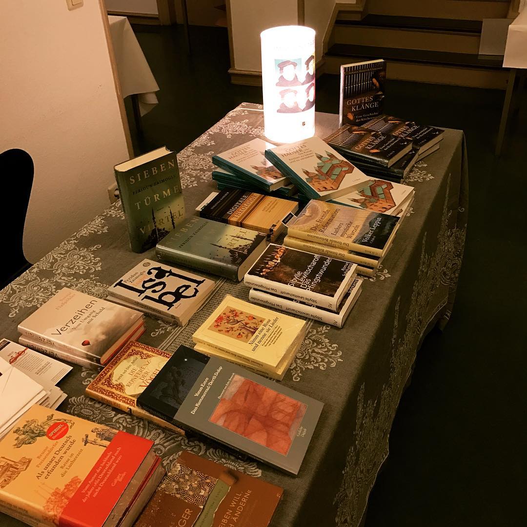 Das ganze Festival auf einem Tisch - unser Büchertisch bei den Martinstagen. #martinstage #mt2016 @stories_hamburg @heinekomm