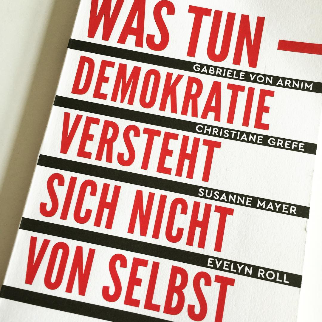 Wir leben in „einem globalen Hallraum der Fakten, Berichte, Debatten“, den wir klug nutzen sollten, sagt @susanne.mayer von der @zeit . #käthchenskantine #martinstage #kunstmann #demokratie #heinekomm  #nordkirchen #st.katharinen